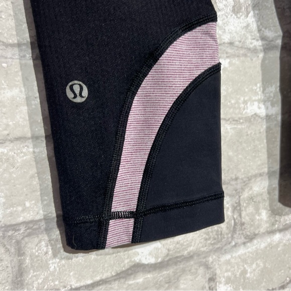 Lululemon Women's 6 Capri Length Athletic Leggings Black and Purple **FLAWED** - Picture 4 of 8